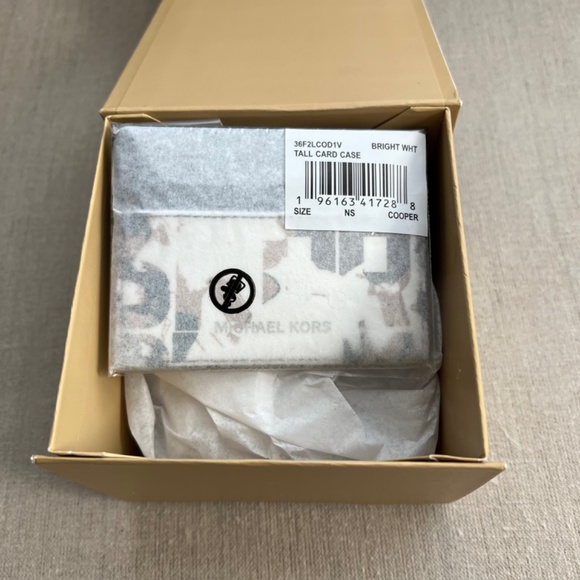 🎁 MICHAEL KORS Cooper Graphic Logo Tall Card Case - Picture 8 of 8